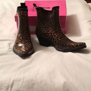 New women’s Corkys size 5 western style rain boot cheetah.